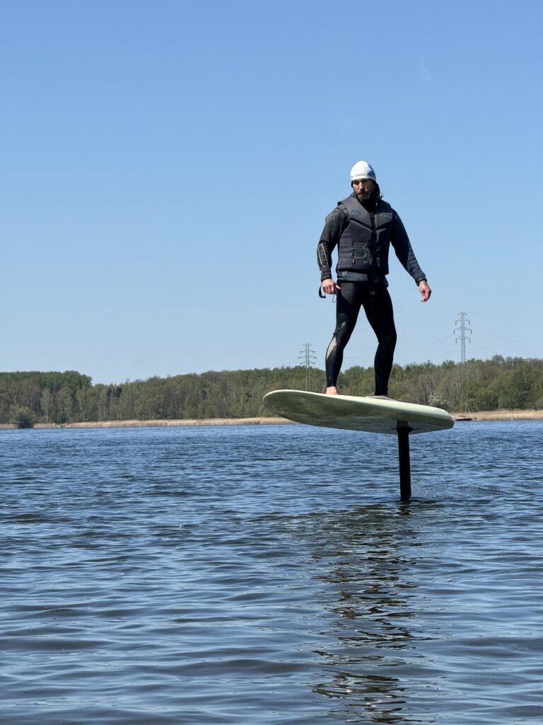e foil surfing