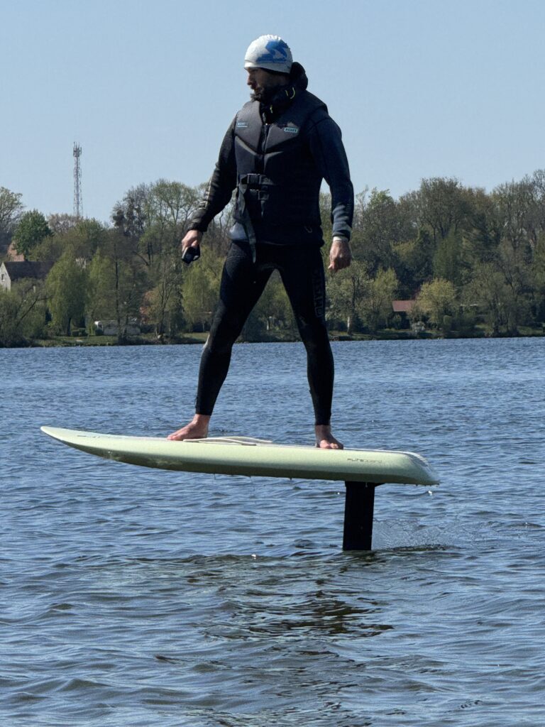 e foil surfing