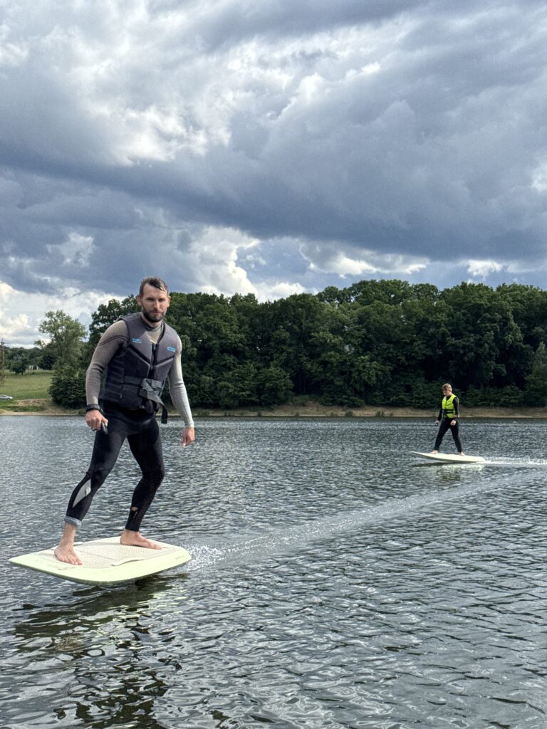 e foil surfing