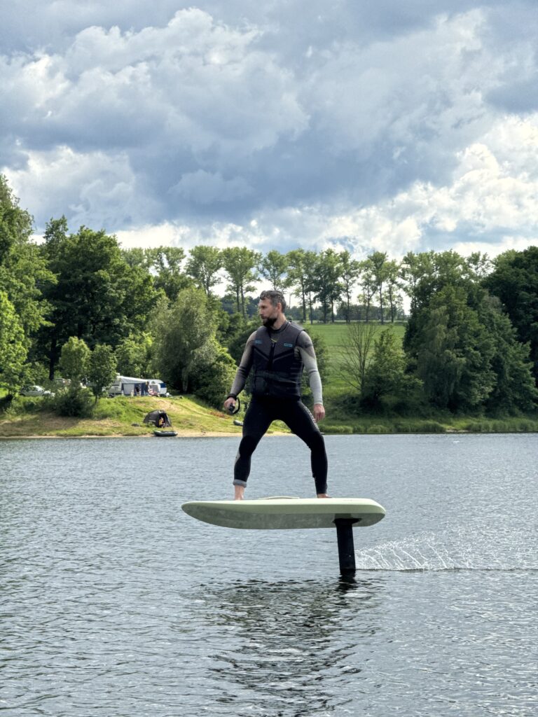 e foil surfing